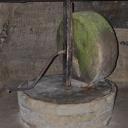 Molensteen voor het vermalen van de noten. De steen werd voortbewogen door een ezel